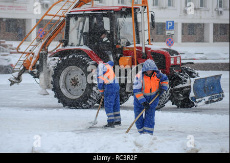 Tambow, Tambow, Russland. 13 Jan, 2019. Die Arbeiter der kommunalen Dienstleistungen durch die Schneeräumung auf der Internationalen Straße Credit: Demian Stringer/ZUMA Draht/Alamy leben Nachrichten Stockfoto
