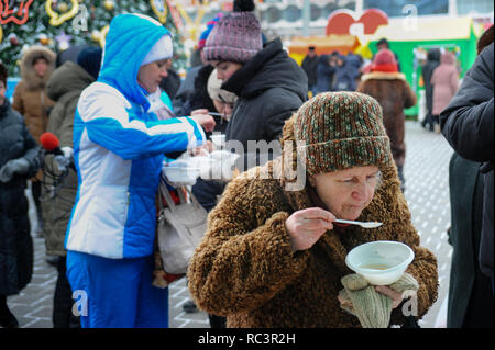 Tambow, Tambow, Russland. 13 Jan, 2019. Messe an der gastronomischen Festival in Tambow (Russland). In der Foto - eine ältere Frau (russische Rentner) essen Suppe von Einweggeschirr auf der Straße Quelle: Demian Stringer/ZUMA Draht/Alamy leben Nachrichten Stockfoto