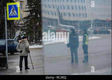 Tambow, Tambow, Russland. 13 Jan, 2019. Ein Mann mit badik in der Nähe der Fußgängerampel. Im Hintergrund - Polizisten Credit: Demian Stringer/ZUMA Draht/Alamy leben Nachrichten Stockfoto