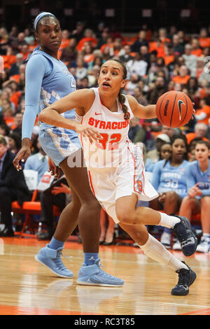 In Syracuse, New York, USA. 13 Jan, 2019. Januar 13, 2019: Syracuse Miranda Drummond (32) bewegt sich um North Carolina Janelle Bailey (44) während der NCAA Basketball matchup zwischen Syrakus Orangewomen und an der Universität von Nord-Carolina Dame Tar Heels an der Carrier Dome in Syracuse, New York. Syrakus führt die erste Hälfte über North Carolina 56-37. Nick Serrata/Eclipse Sportswire/CSM/Alamy leben Nachrichten Stockfoto