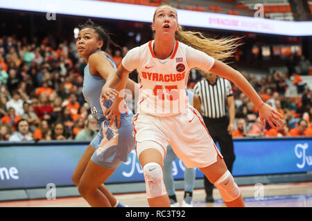 In Syracuse, New York, USA. 13 Jan, 2019. Januar 13, 2019: Syracuse Digna Strautmane (45) Kisten aus North Carolina Stephanie Watt (5) während der NCAA Basketball matchup zwischen Syrakus Orangewomen und an der Universität von Nord-Carolina Dame Tar Heels an der Carrier Dome in Syracuse, New York. Syrakus führt die erste Hälfte über North Carolina 56-37. Nick Serrata/Eclipse Sportswire/CSM/Alamy leben Nachrichten Stockfoto