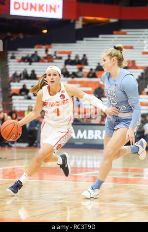 In Syracuse, New York, USA. 13 Jan, 2019. Januar 13, 2019: Syracuse Tiana Mangakahia (4) Bewegt sich um North Carolina Claudia Dickey (10) während der NCAA Basketball matchup zwischen Syrakus Orangewomen und an der Universität von Nord-Carolina Dame Tar Heels an der Carrier Dome in Syracuse, New York. Syrakus besiegte Nord-Carolina 90-77. Nick Serrata/Eclipse Sportswire/CSM/Alamy leben Nachrichten Stockfoto