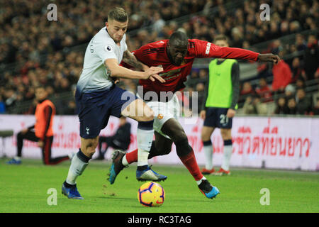 London, Großbritannien. 13 Jan, 2019. Romelu Lukaku von Manchester United (R) kämpft mit Toby Alderweireld von Tottenham Hotspur (L). EPL Premier League match, Tottenham Hotspur v Manchester Utd im Wembley Stadion in London am Sonntag, den 13. Januar 2019. Dieses Bild dürfen nur für redaktionelle Zwecke verwendet werden. Nur die redaktionelle Nutzung, eine Lizenz für die gewerbliche Nutzung erforderlich. Keine Verwendung in Wetten, Spiele oder einer einzelnen Verein/Liga/player Publikationen. pic von Steffan Bowen/Andrew Orchard sport Fotografie/Alamy Live news Credit: Andrew Orchard sport Fotografie/Alamy leben Nachrichten Stockfoto