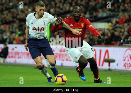 London, Großbritannien. 13 Jan, 2019. Romelu Lukaku von Manchester United (R) kämpft mit Toby Alderweireld von Tottenham Hotspur (L). EPL Premier League match, Tottenham Hotspur v Manchester Utd im Wembley Stadion in London am Sonntag, den 13. Januar 2019. Dieses Bild dürfen nur für redaktionelle Zwecke verwendet werden. Nur die redaktionelle Nutzung, eine Lizenz für die gewerbliche Nutzung erforderlich. Keine Verwendung in Wetten, Spiele oder einer einzelnen Verein/Liga/player Publikationen. pic von Steffan Bowen/Andrew Orchard sport Fotografie/Alamy Live news Credit: Andrew Orchard sport Fotografie/Alamy leben Nachrichten Stockfoto