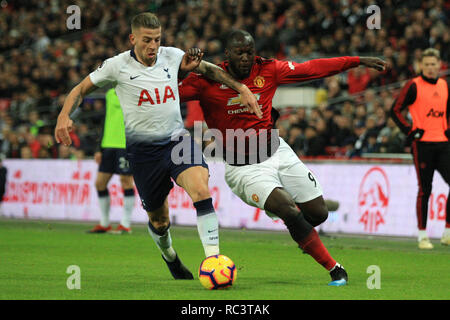 London, Großbritannien. 13 Jan, 2019. Romelu Lukaku von Manchester United (R) kämpft mit Toby Alderweireld von Tottenham Hotspur (L). EPL Premier League match, Tottenham Hotspur v Manchester Utd im Wembley Stadion in London am Sonntag, den 13. Januar 2019. Dieses Bild dürfen nur für redaktionelle Zwecke verwendet werden. Nur die redaktionelle Nutzung, eine Lizenz für die gewerbliche Nutzung erforderlich. Keine Verwendung in Wetten, Spiele oder einer einzelnen Verein/Liga/player Publikationen. pic von Steffan Bowen/Andrew Orchard sport Fotografie/Alamy Live news Credit: Andrew Orchard sport Fotografie/Alamy leben Nachrichten Stockfoto