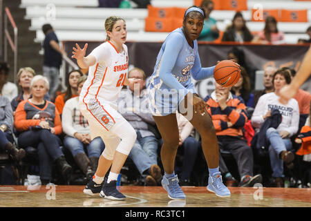 In Syracuse, New York, USA. 13 Jan, 2019. Januar 13, 2019: North Carolina Janelle Bailey (44) wird von Syrakus Emily Engstler (21) während der NCAA Basketball matchup zwischen Syrakus Orangewomen und an der Universität von Nord-Carolina Dame Tar Heels an der Carrier Dome in Syracuse, New York bewacht. Syrakus besiegte Nord-Carolina 90-77. Nick Serrata/Eclipse Sportswire/CSM/Alamy leben Nachrichten Stockfoto