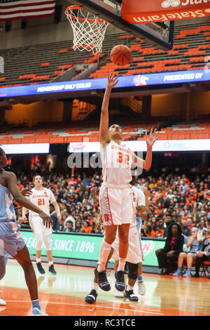 In Syracuse, New York, USA. 13 Jan, 2019. Januar 13, 2019: Syracuse Miranda Drummond (32) Geht für ein layup während der NCAA Basketball matchup zwischen Syrakus Orangewomen und an der Universität von Nord-Carolina Dame Tar Heels an der Carrier Dome in Syracuse, New York. Syrakus führt die erste Hälfte über North Carolina 56-37. Nick Serrata/Eclipse Sportswire/CSM/Alamy leben Nachrichten Stockfoto