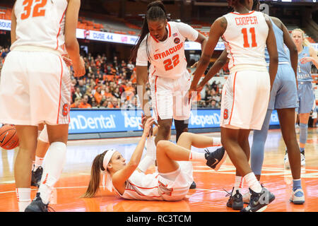 In Syracuse, New York, USA. 13 Jan, 2019. Januar 13, 2019: Syracuse Amaya Finklea-Guity (22) hilft Mannschaftskamerad Tiana Mangakahia (4) nach einem Foul während der NCAA Basketball matchup zwischen Syrakus Orangewomen und an der Universität von Nord-Carolina Dame Tar Heels an der Carrier Dome in Syracuse, New York. Syrakus führt die erste Hälfte über North Carolina 56-37. Nick Serrata/Eclipse Sportswire/CSM/Alamy leben Nachrichten Stockfoto