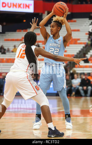 In Syracuse, New York, USA. 13 Jan, 2019. Januar 13, 2019: North Carolina Paris Kea (22) sucht eine offene Spieler, während sie von Syrakus Kiara Lewis (12) während der NCAA Basketball matchup zwischen Syrakus Orangewomen und an der Universität von Nord-Carolina Dame Tar Heels an der Carrier Dome in Syracuse, New York bewacht. Syrakus führt die erste Hälfte über North Carolina 56-37. Nick Serrata/Eclipse Sportswire/CSM/Alamy leben Nachrichten Stockfoto