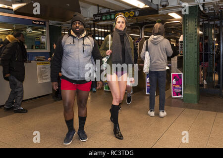 New York, NY, USA. 13 Jan, 2019. U-Bahn Fahrer ohne Hosen im jährlichen Keine Hosen mit der U-Bahn beteiligt, am Union Square U-Bahn Station in New York City, New York, am 13. Januar 2019. Quelle: Michael Brochstein/ZUMA Draht/Alamy leben Nachrichten Stockfoto