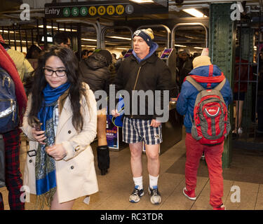 New York, NY, USA. 13 Jan, 2019. U-Bahn Fahrer ohne Hosen im jährlichen Keine Hosen mit der U-Bahn beteiligt, am Union Square U-Bahn Station in New York City, New York, am 13. Januar 2019. Quelle: Michael Brochstein/ZUMA Draht/Alamy leben Nachrichten Stockfoto