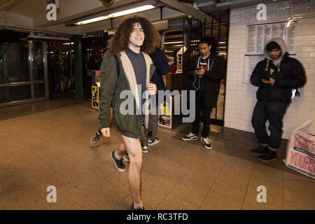 New York, NY, USA. 13 Jan, 2019. U-Bahn Fahrer ohne Hosen im jährlichen Keine Hosen mit der U-Bahn beteiligt, am Union Square U-Bahn Station in New York City, New York, am 13. Januar 2019. Quelle: Michael Brochstein/ZUMA Draht/Alamy leben Nachrichten Stockfoto