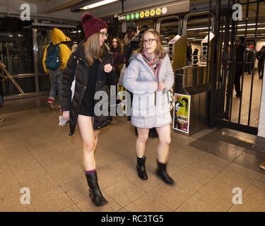 New York, NY, USA. 13 Jan, 2019. U-Bahn Fahrer ohne Hosen im jährlichen Keine Hosen mit der U-Bahn beteiligt, am Union Square U-Bahn Station in New York City, New York, am 13. Januar 2019. Quelle: Michael Brochstein/ZUMA Draht/Alamy leben Nachrichten Stockfoto