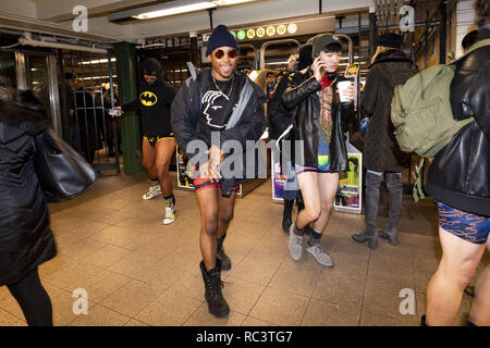 New York, NY, USA. 13 Jan, 2019. U-Bahn Fahrer ohne Hosen im jährlichen Keine Hosen mit der U-Bahn beteiligt, am Union Square U-Bahn Station in New York City, New York, am 13. Januar 2019. Quelle: Michael Brochstein/ZUMA Draht/Alamy leben Nachrichten Stockfoto