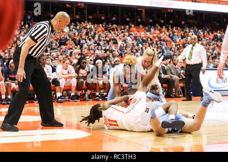 In Syracuse, New York, USA. 13 Jan, 2019. Januar 13, 2019: North Carolina Paris Kea (22), Leah (20), Syracuse Gabrielle Cooper (11) und Digna Strautmane (45) go für die lose Kugel während der offiziellen beobachtet ein Anruf während der NCAA Basketball matchup zwischen Syrakus Orangewomen und an der Universität von Nord-Carolina Dame Tar Heels an der Carrier Dome in Syracuse, New York. Syrakus besiegte Nord-Carolina 90-77. Nick Serrata/Eclipse Sportswire/CSM/Alamy leben Nachrichten Stockfoto
