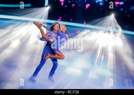 13. Januar 2019, Nordrhein-Westfalen, Köln: John Kelly, Musiker, und Annette Dytrt, Eiskunstläuferin, sind auf dem Eis in der Live Show von SAT.1-Show "dancing on Ice". Foto: Rolf Vennenbernd/dpa Stockfoto