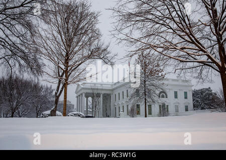 Washington, USA. 13 Jan, 2019. Der Norden Rasen des Weißen Hauses ist im Schnee in Washington, DC, die Vereinigten Staaten gesehen, Jan. 13, 2019. Credit: Shen Ting/Xinhua/Alamy leben Nachrichten Stockfoto
