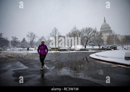 Washington, USA. 13 Jan, 2019. Ein Jogger läuft durch das Kapitol in Washington, DC, USA, Jan. 13, 2019. Credit: Shen Ting/Xinhua/Alamy leben Nachrichten Stockfoto