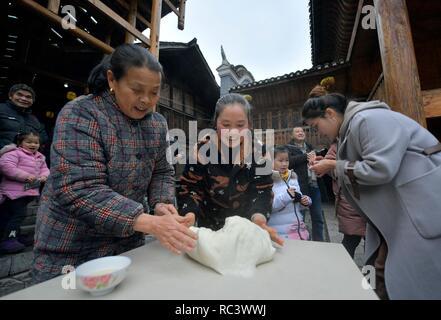 Enshi, Hubei Provinz Chinas. 13 Jan, 2019. Die Leute machen Ciba, oder Glutenhaltigen Reis Kuchen in Xuanen County Enshi der Tujia und Miao Autonomen Präfektur, die Zentrale China Provinz Hubei, Jan. 13, 2019. Menschen in China bereiten Sie den kommenden Frühling Festival, das am 5 in diesem Jahr fällt zu feiern. Credit: Song Wen/Xinhua/Alamy leben Nachrichten Stockfoto