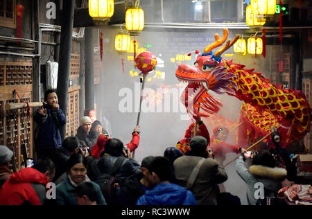 Enshi, Hubei Provinz Chinas. 13 Jan, 2019. Folk Künstler Praxis Dragon dance in Xuanen County Enshi der Tujia und Miao Autonomen Präfektur, die Zentrale China Provinz Hubei, Jan. 13, 2019. Menschen in China bereiten Sie den kommenden Frühling Festival, das am 5 in diesem Jahr fällt zu feiern. Credit: Song Wen/Xinhua/Alamy leben Nachrichten Stockfoto