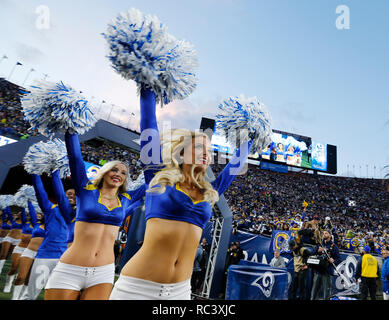 Januar 12, 2019 Los Angeles Rams Cheerleaders laufen auf das Feld vor der NFC Divisional Round Playoff Spiel zwischen dem Spiel zwischen den Los Angeles Rams und den Dallas Cowboys an der Los Angeles Coliseum in Los Angeles, Kalifornien. Charles Baus/CSM. Stockfoto