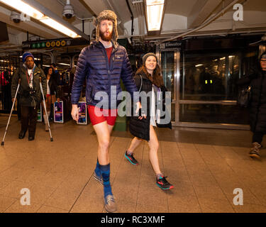 U-Bahn Fahrer ohne Hosen im jährlichen Keine Hosen mit der U-Bahn beteiligt, am Union Square U-Bahn Station in New York City. Stockfoto