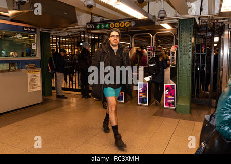 U-Bahn Fahrer ohne Hosen im jährlichen Keine Hosen mit der U-Bahn beteiligt, am Union Square U-Bahn Station in New York City. Stockfoto