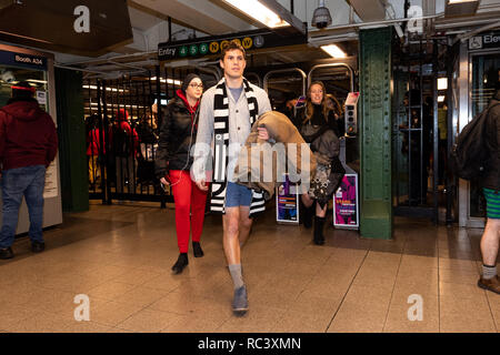 U-Bahn Fahrer ohne Hosen im jährlichen Keine Hosen mit der U-Bahn beteiligt, am Union Square U-Bahn Station in New York City. Stockfoto