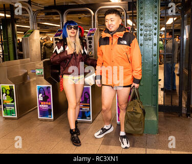 U-Bahn Fahrer ohne Hosen im jährlichen Keine Hosen mit der U-Bahn beteiligt, am Union Square U-Bahn Station in New York City. Stockfoto