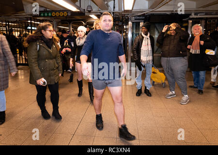 U-Bahn Fahrer ohne Hosen im jährlichen Keine Hosen mit der U-Bahn beteiligt, am Union Square U-Bahn Station in New York City. Stockfoto