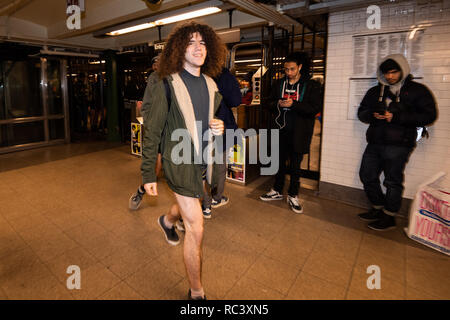 U-Bahn Fahrer ohne Hosen im jährlichen Keine Hosen mit der U-Bahn beteiligt, am Union Square U-Bahn Station in New York City. Stockfoto