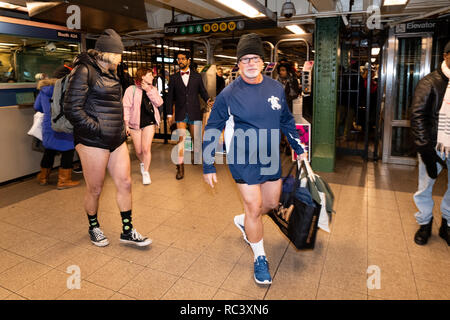 U-Bahn Fahrer ohne Hosen im jährlichen Keine Hosen mit der U-Bahn beteiligt, am Union Square U-Bahn Station in New York City. Stockfoto