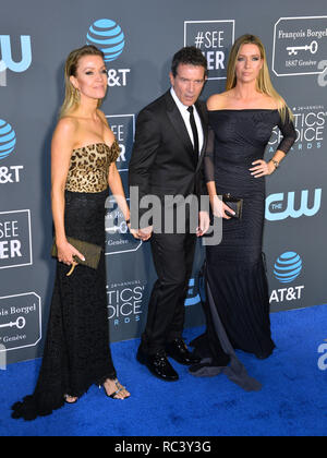 Santa Monica, Kalifornien, USA. 13 Jan, 2019. SANTA MONICA, CA. Januar 13, 2019: Antonio Banderas, Nicole Kimpel & Barbara Kimpel am 24. jährlichen Critics' Choice Awards in Santa Monica. Bild: Paul Smith/Featureflash Credit: Paul Smith/Alamy leben Nachrichten Stockfoto