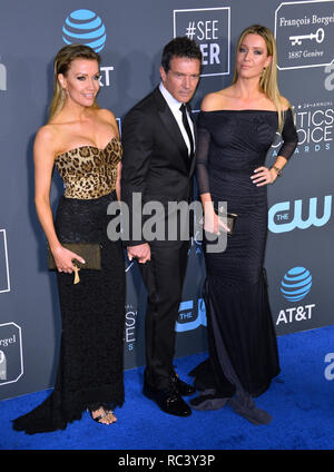 Santa Monica, Kalifornien, USA. 13 Jan, 2019. SANTA MONICA, CA. Januar 13, 2019: Antonio Banderas, Nicole Kimpel & Barbara Kimpel am 24. jährlichen Critics' Choice Awards in Santa Monica. Bild: Paul Smith/Featureflash Credit: Paul Smith/Alamy leben Nachrichten Stockfoto