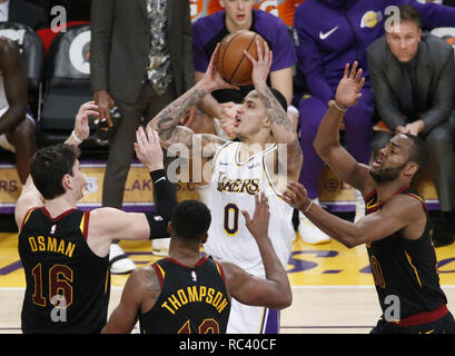 Los Angeles, Kalifornien, USA. 13 Jan, 2019. Los Angeles Lakers" Kyle Kuzma (0) schießt während eines NBA Basketball Spiel zwischen den Los Angeles Lakers und Cleveland Kavaliere Sonntag, Januar 13, 2019, in Los Angeles. Credit: Ringo Chiu/ZUMA Draht/Alamy leben Nachrichten Stockfoto