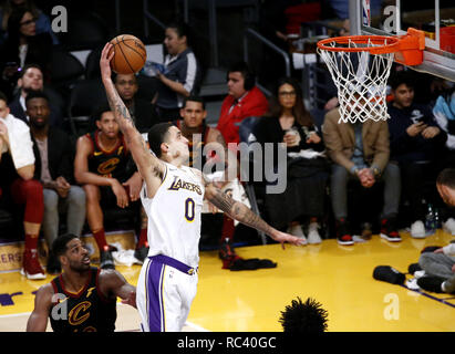 Los Angeles, Kalifornien, USA. 13 Jan, 2019. Los Angeles Lakers" Kyle Kuzma (0) dunks während eines NBA Basketball Spiel zwischen den Los Angeles Lakers und Cleveland Kavaliere Sonntag, Januar 13, 2019, in Los Angeles. Credit: Ringo Chiu/ZUMA Draht/Alamy leben Nachrichten Stockfoto