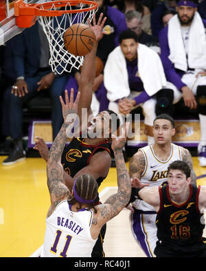 Los Angeles, Kalifornien, USA. 13 Jan, 2019. Cleveland Kavaliere' Tristan Thompson (13 Blöcke) einen Schuss von Los Angeles Lakers" Michael Beasley (11) Während ein NBA Basketball Spiel zwischen den Los Angeles Lakers und Cleveland Kavaliere Sonntag, Januar 13, 2019, in Los Angeles. Credit: Ringo Chiu/ZUMA Draht/Alamy leben Nachrichten Stockfoto