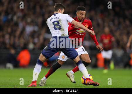 London, Großbritannien. 13. Jan 2019. Jesse Lingard von Manchester United beats Harry Winks von Tottenham Hotspur - Tottenham Hotspur v Manchester United, Premier League, Wembley Stadion, London (Wembley) - 13. Januar 2019 Editorial nur verwenden - DataCo Einschränkungen gelten Credit: Spieltag Bilder begrenzt/Alamy leben Nachrichten Stockfoto