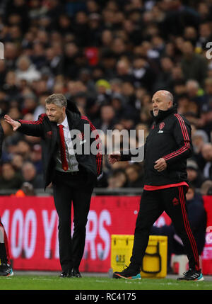 London, Großbritannien. 13. Jan 2019. Manager von Manchester United, Ole Gunnar Solskjær und Assistent, Mike Phelan - Tottenham Hotspur v Manchester United, Premier League, Wembley Stadion, London (Wembley) - 13. Januar 2019 Editorial nur verwenden - DataCo Einschränkungen gelten Credit: Spieltag Bilder begrenzt/Alamy leben Nachrichten Stockfoto