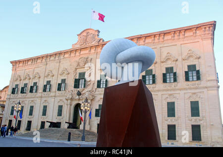 Skulptur vor der Auberge de Castille in Valletta, Malta, Erinnerung an die Migration Gipfel 2015 Stockfoto