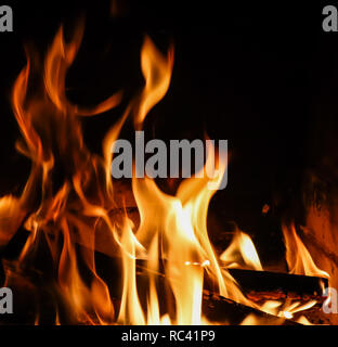 Feuer Flammen auf schwarzem Hintergrund Stockfoto