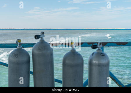 Eine Menge von Tauchflaschen. Sauerstoffflaschen outdoor. Sauerstoffflaschen für Schwimmen im Hintergrund auf das Meer Stockfoto