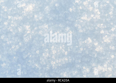 Macrophoto frische Schneeflocken und Schnee auf dem Boden an einem sonnigen Tag, gut als Winter Hintergrund oder Textur. Stockfoto