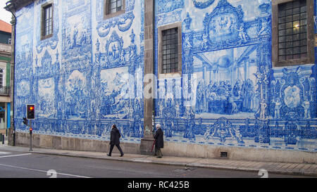 Gehsteig neben der Wand der Kapelle der Seelen (Capela das Almas), Porto, Portugal Stockfoto
