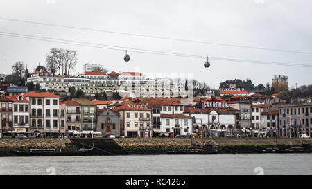 PORTO, PORTUGAL - Dezember 16, 2016: Südseite des Douro, Vila Nova de Gaia Stockfoto