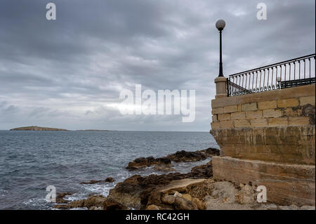 Stürmische Wolken über dem Wasser in St. Paul's Bay, Malta. Stockfoto