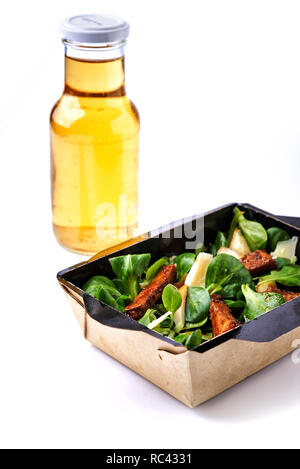 Salat mit gebratenem Schweinefleisch in Nehmen, und Saft. top vew Stockfoto