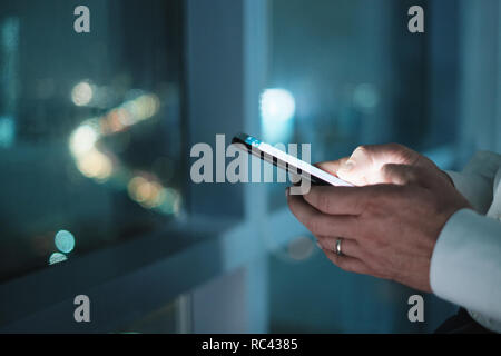 Hände von Geschäftsmann Text eingeben Nachricht auf dem Telefon Stockfoto
