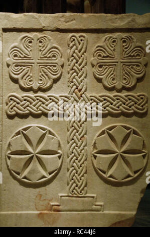 Byzantinische Kunst. Griechenland. Marmorplatte Relief mit Kreuzen verziert. Im XI Jahrhundert. Es kommt von Athen. Das byzantinische Museum. Athen. Stockfoto