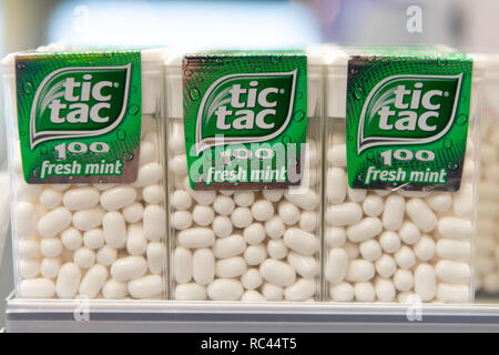 Tic Tac Münzstätten auf Verkauf in einem Supermarkt einkaufen in Großbritannien. Stockfoto